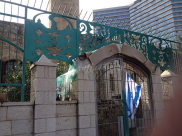  بالفيديو: مجهولون يعتدون على مسجد حسن بك ويرفعون علم اسرائيل على بوابته